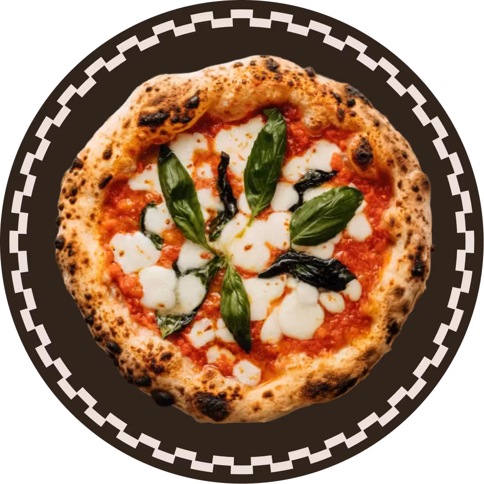Napolitaanse pizza met tomatensaus, gesmolten mozzarella en verse basilicumblaadjes.