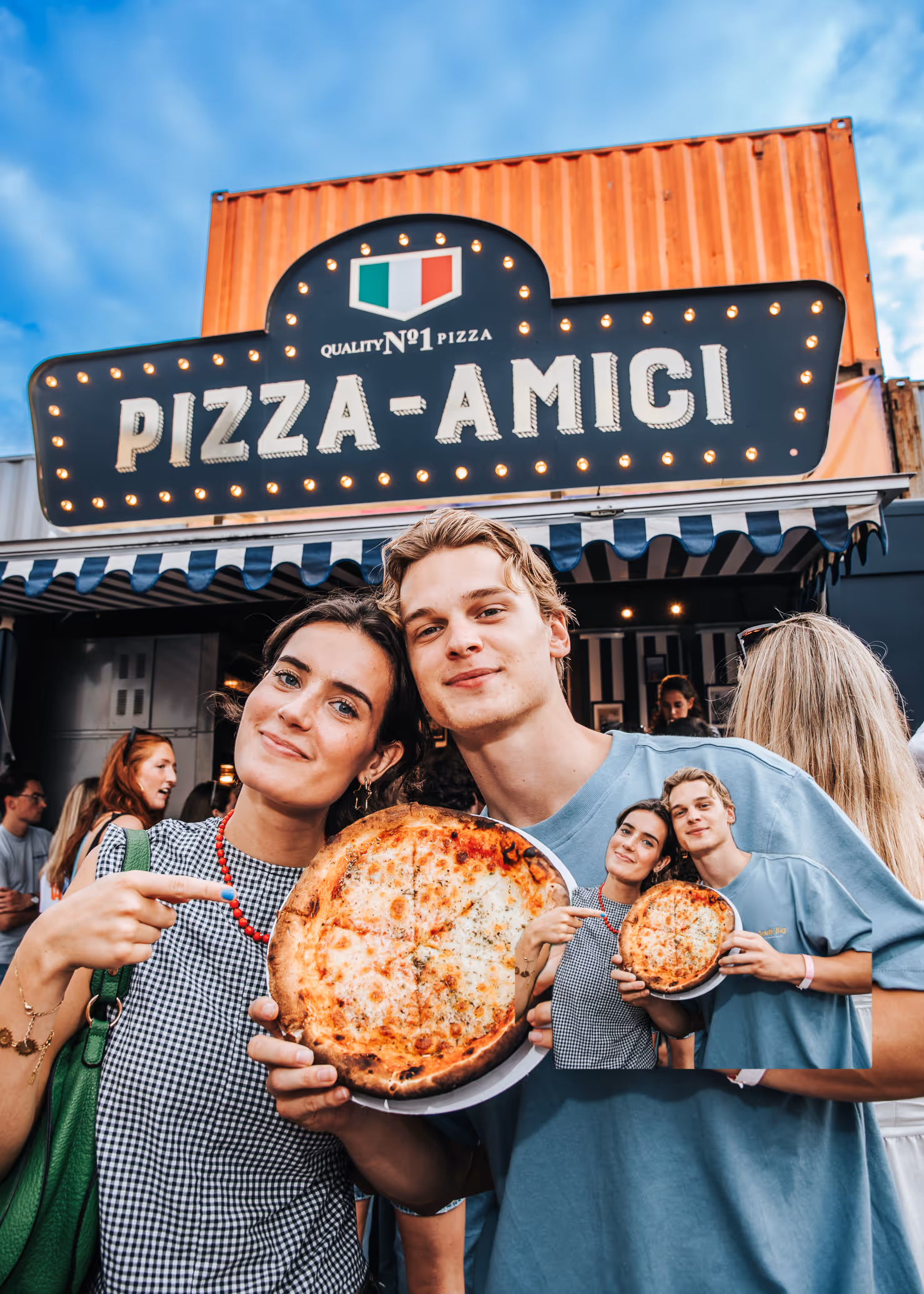 pizza foodtruck met bezoekers