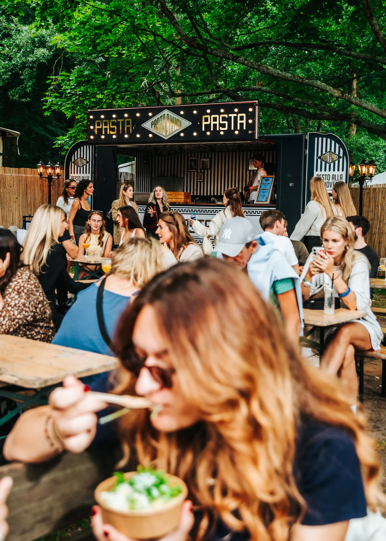 pasta foodtruck op festival