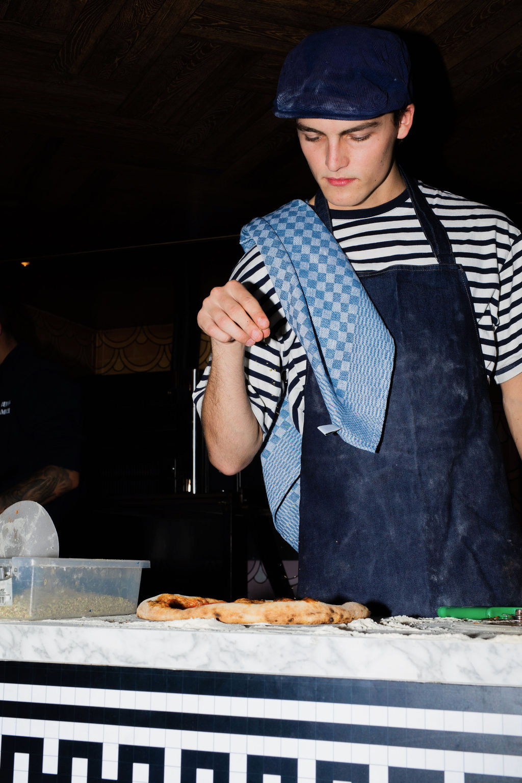 Italiaanse catering medewerker